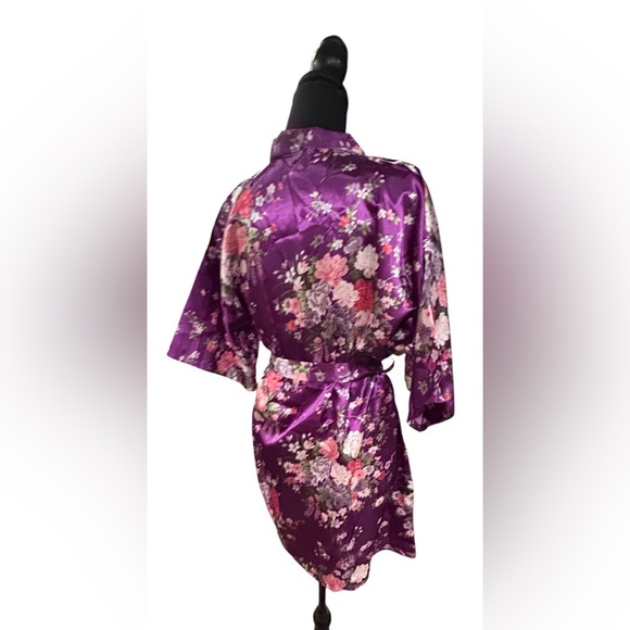 💜ABSOLUTELY GORGEOUS SILKY KIMONO/BATHROBE!! STUNNING FLORAL PRINT! - Picture 6 of 16
